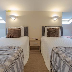 Superior Triple Room Three Single Beds Non-Smoking